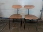 2 houte stoelen met metaal voeten., Ophalen, Gebruikt, Twee, Bruin