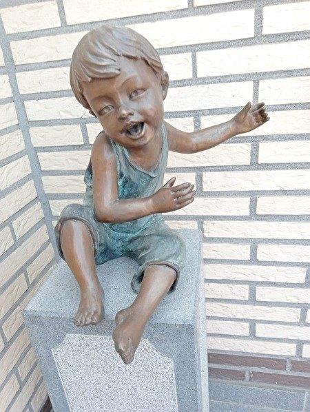 Nieuw BRONZEN BEELD KIND & ZUIL, Tuin en Terras, Tuinbeelden, Nieuw, Ophalen