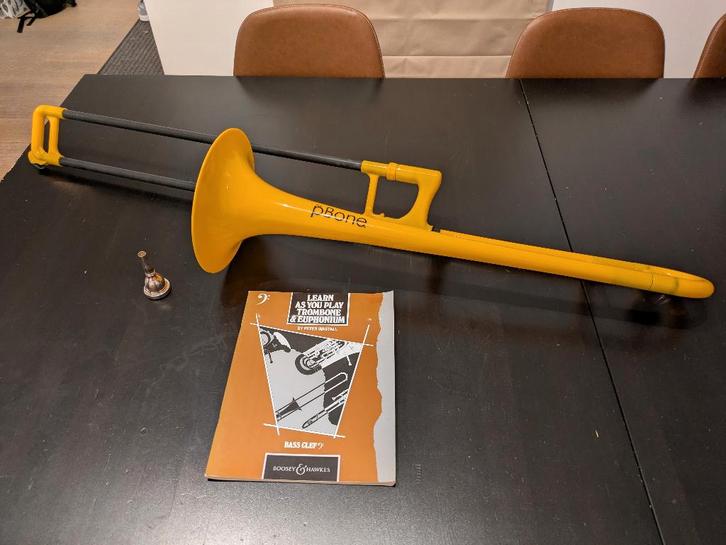 pBone Geel Tenor trombone- Incl. mondstuk en boek, Musique & Instruments, Instruments à vent | Trombones, Comme neuf, Ténor, Avec valise