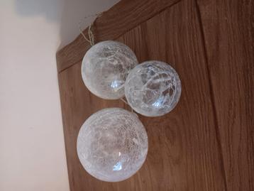 Decoratie bollen met licht. beschikbaar voor biedingen