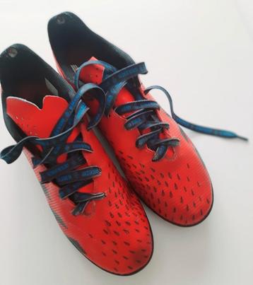 Paar rode Adidas voetbalschoenen maat 44 beschikbaar voor biedingen