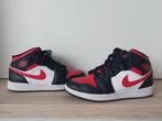 Nike Air Jordan 1 Mid Rood-Zwart maat 40, Kleding | Heren, Zo goed als nieuw, Zwart, Ophalen