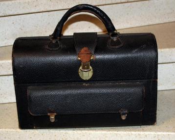 Vintage dokterstas met medische instrumenten beschikbaar voor biedingen