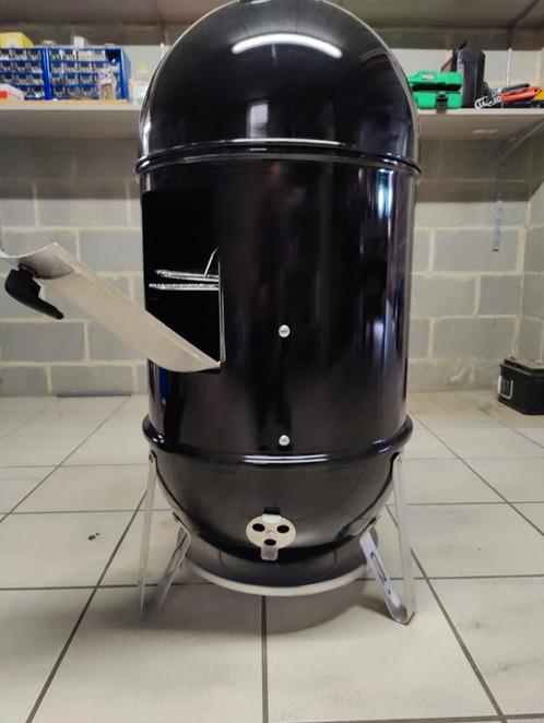 Weber smokey mountain 57cm met hoes en toebehoeren, Tuin en Terras, Houtskoolbarbecues, Zo goed als nieuw, Met accessoires, Ophalen