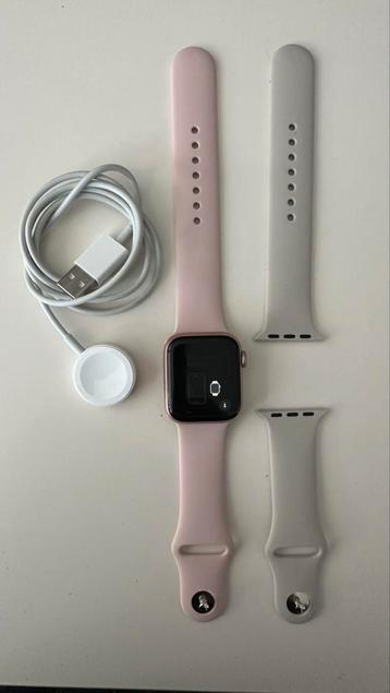 Apple Watch series 5 40mm Rose + 2 nieuwe siliconen bandjes beschikbaar voor biedingen
