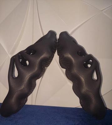 ADIDAS YEEZY 450 SLIDES ZWARTE sandalen beschikbaar voor biedingen