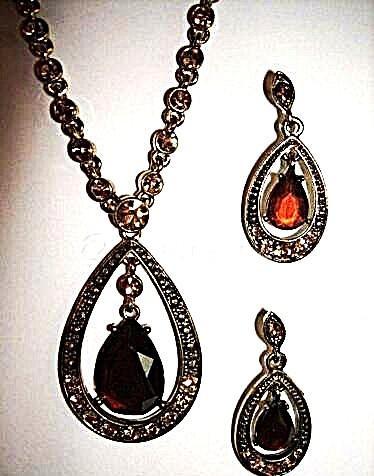 AVON : la parure " Samara"... collier + boucles, Bijoux, Sacs & Beauté, Colliers, Neuf, Brun, Enlèvement ou Envoi