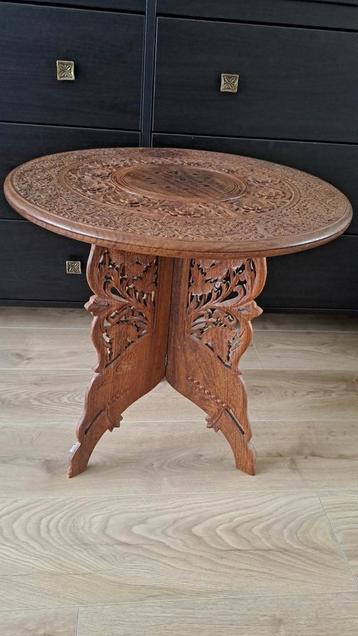 Handgemaakt houten bijzettafeltje – met fijn houtsnijwerk beschikbaar voor biedingen