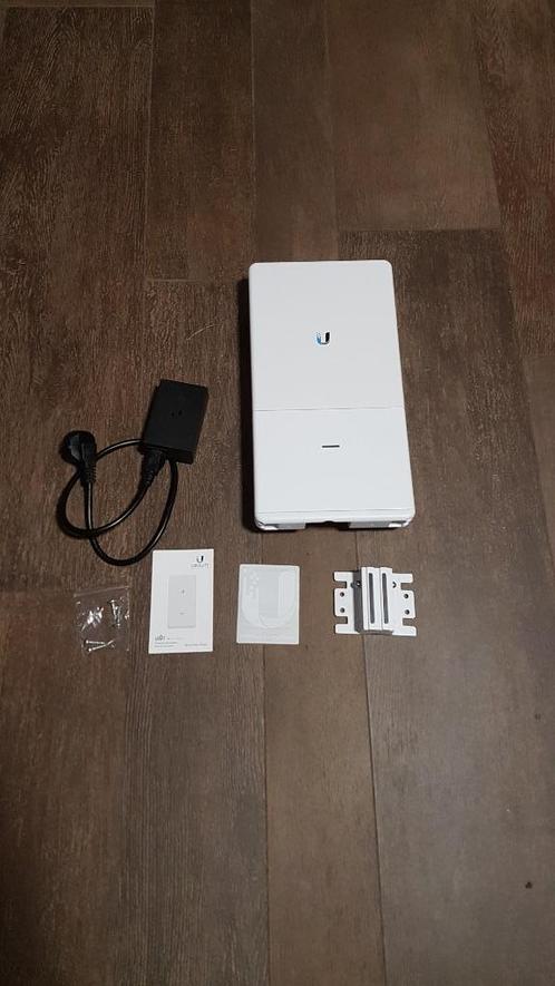 Ubiquity UniFi AP-AC outdoor wifi, dual band, 100Mb/1Gb PoE, Computers en Software, Accesspoints, Zo goed als nieuw, Ophalen of Verzenden