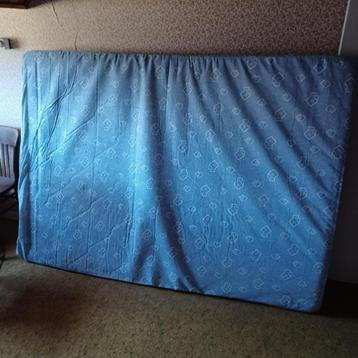 Matras + matrasbeschermer beschikbaar voor biedingen