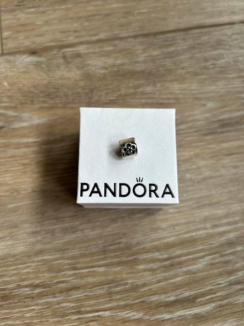 Zilveren Pandora bedel met bloem, uitstekende staat, Handtassen en Accessoires, Bedels, Zo goed als nieuw, Pandora, Zilver, 1 bedel