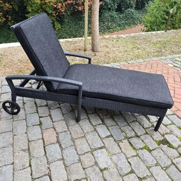 Ligbed met kussen beschikbaar voor biedingen