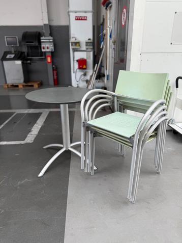 Ronde tafel met 4 stoelen beschikbaar voor biedingen