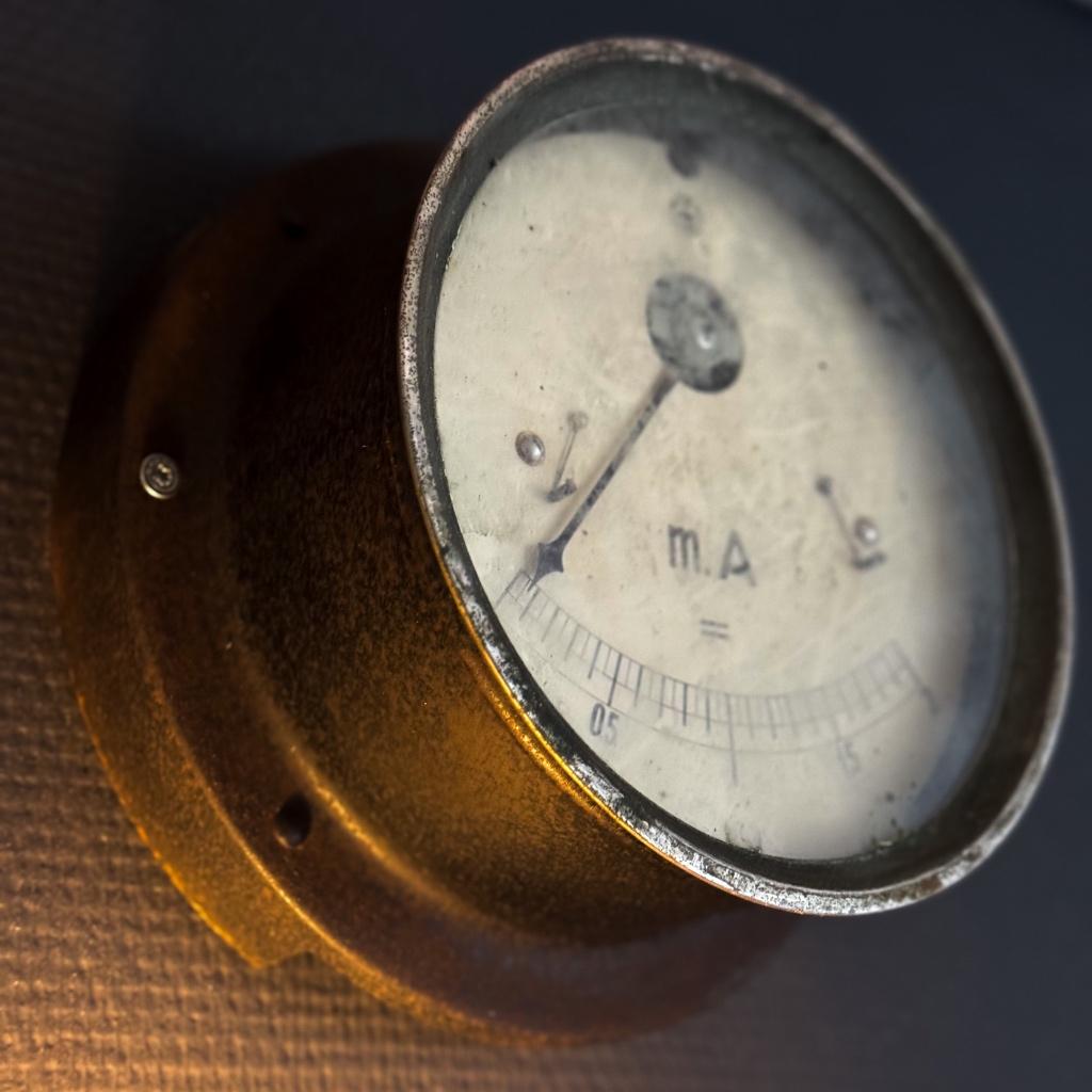 Antieke meters met grote wijzerplaat, Ophalen