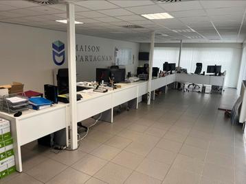Bureaus te koop. 1 hoek en 1 grote opstelling. Apart te koop beschikbaar voor biedingen