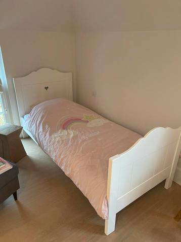 Kinderkamer bestaande uit bed met commode beschikbaar voor biedingen