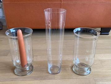 3 GROTE GLAZEN VAZEN/ WINDLICHTEN beschikbaar voor biedingen