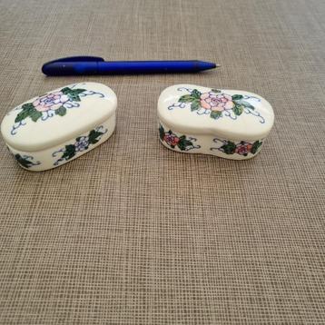 2 kleine porseleinen potjes met bloemenmotief beschikbaar voor biedingen