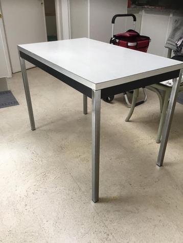Kleine tafel beschikbaar voor biedingen