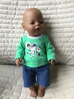 143. Babyborn: Nieuwe groene sweater met jeans schortje, Kinderen en Baby's, Nieuw, Ophalen of Verzenden, Babypop