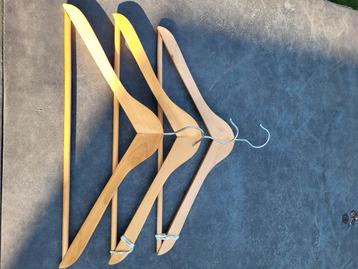 Kleerhangers in hout beschikbaar voor biedingen