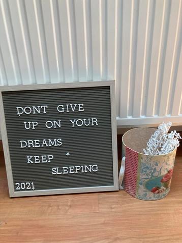 Letterbord met letters beschikbaar voor biedingen