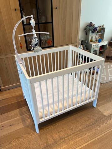 Babypark met matras en muziekmobiel beschikbaar voor biedingen