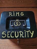 Ijzeren sercurity ringen doos met kussen voor bruidsjongen, Ophalen, Zo goed als nieuw
