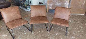 Zeer leuke stoeltjes in cognac kleur beschikbaar voor biedingen