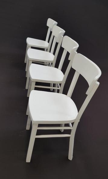Toffe witte houten vintage stoelen beschikbaar voor biedingen