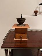 Antieke koffiemolen, Ophalen