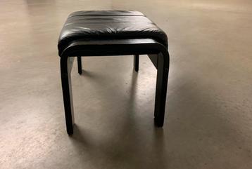 vintage krukje zitkruk footstool voetenbankje hout + leder beschikbaar voor biedingen