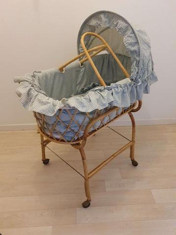 Babybed/wieg van rotan + accessoires beschikbaar voor biedingen