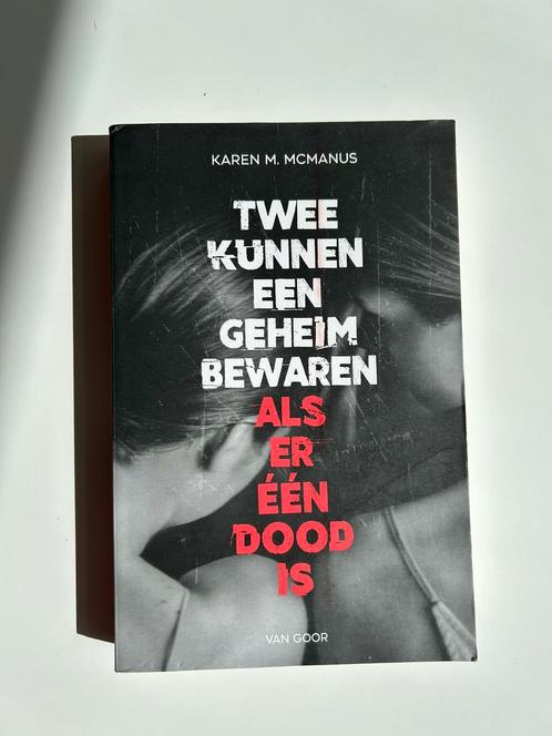 Karen McManus - Twee kunnen een geheim bewaren, Boeken, Kinderboeken | Jeugd | 13 jaar en ouder, Zo goed als nieuw, Ophalen of Verzenden