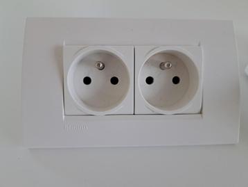 2 x Bticino 2 voudig stopcontact  beschikbaar voor biedingen