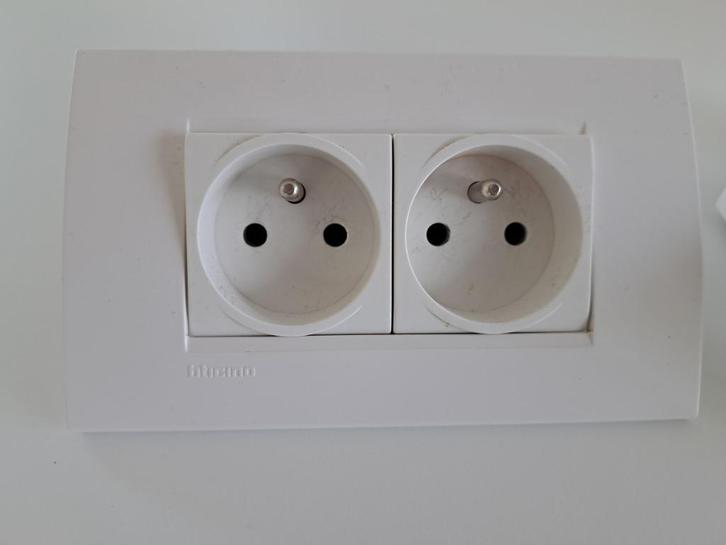 2 x Bticino 2 voudig stopcontact, Doe-het-zelf en Bouw, Elektriciteit en Kabels, Zo goed als nieuw, Stopcontact, Ophalen
