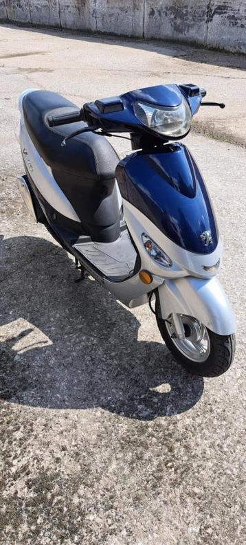 Scooter Classe A peugeot v clic avec documents et 2 clés, Fietsen en Brommers, Ophalen, Overige modellen, Klasse A (25 km/u), Zo goed als nieuw