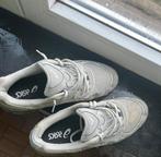 Baskets Asics grise ( taille 43 ) etat correct, Sports & Fitness, Basket, Enlèvement, Utilisé, Chaussures