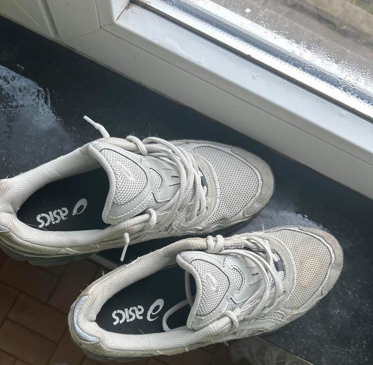 Baskets Asics grise ( taille 43 ) etat correct, Sports & Fitness, Basket, Utilisé, Chaussures, Enlèvement