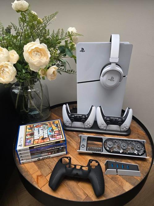 Playstation 5 met games en 2 controllers + exstras, Games en Spelcomputers, Spelcomputers | Sony PlayStation 5, Zo goed als nieuw