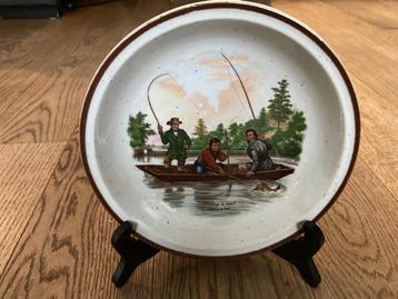 Twee antieke borden - tafereel met vissers en 1 met paarden beschikbaar voor biedingen