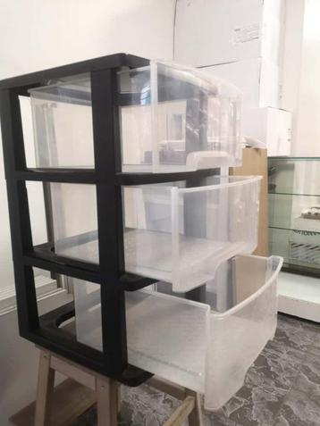 Lot de tours de rangement plastique – en bon état beschikbaar voor biedingen