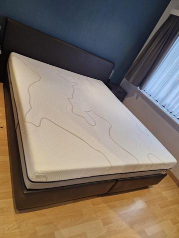 Boxspring met nieuwe matras beschikbaar voor biedingen
