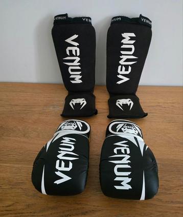 Venum scheenbeschermers (Large) + bokshandschoenen 6 OZ voor beschikbaar voor biedingen
