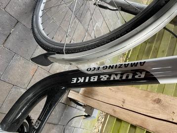 Batterij en lader van elektrische fiets run & bike beschikbaar voor biedingen