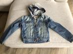 Jeans vest maat 122-128, Kinderen en Baby's, Kinderkleding | Maat 122, Jongen of Meisje, Jas, Zo goed als nieuw, Ophalen