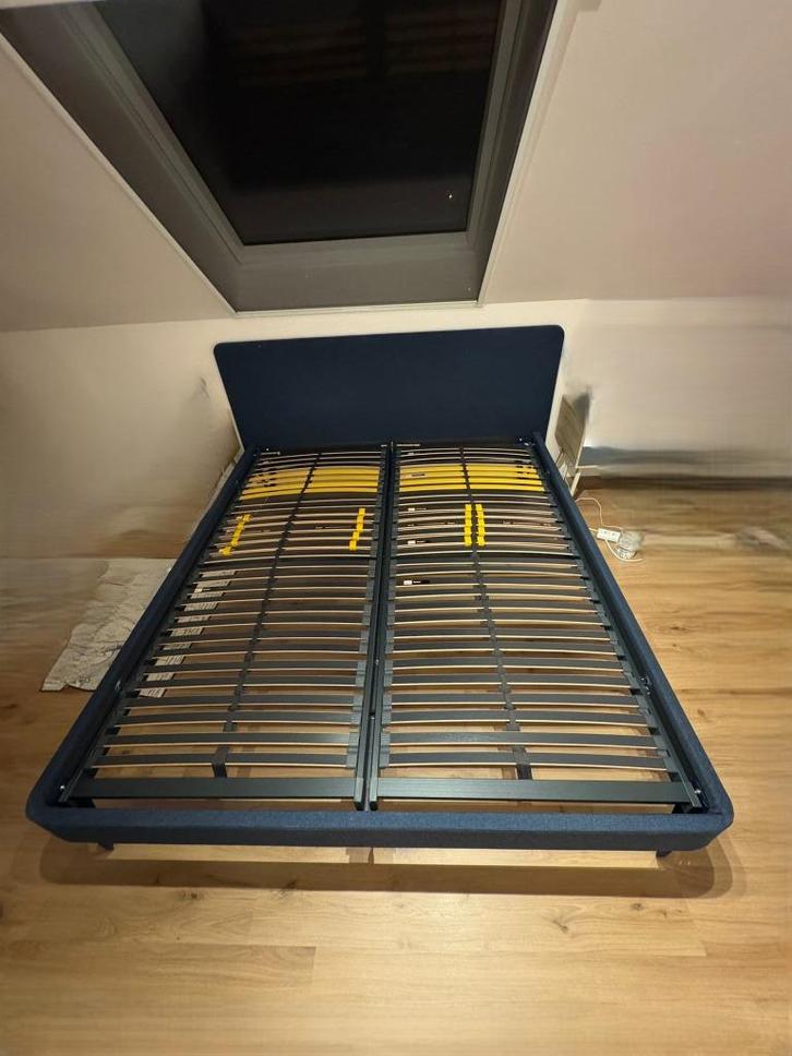 Bed Bädd Hugg 180 x 210 bedkader, Huis en Inrichting, Slaapkamer | Bedden, Zo goed als nieuw, Tweepersoons, 180 cm, 210 cm, Stof