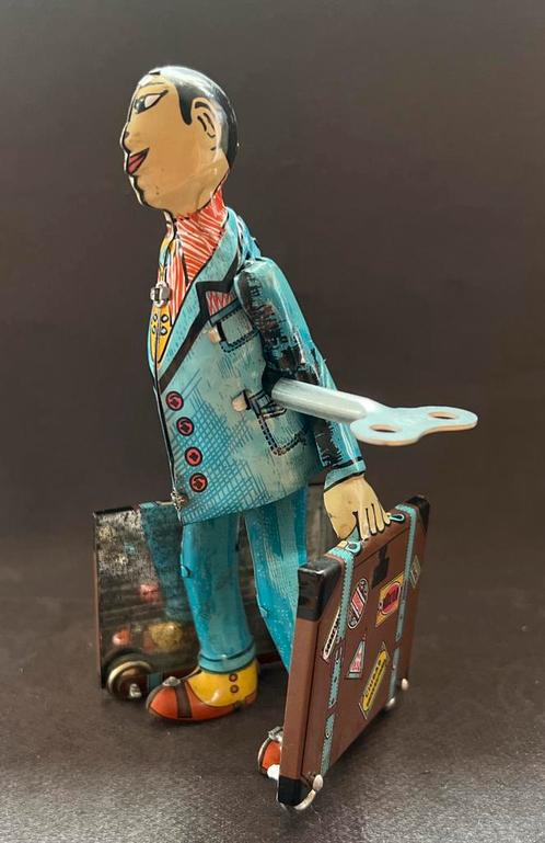 Vintage blikken opwindspeelgoed – reiziger met koffer, Antiek en Kunst, Antiek | Speelgoed, Ophalen of Verzenden