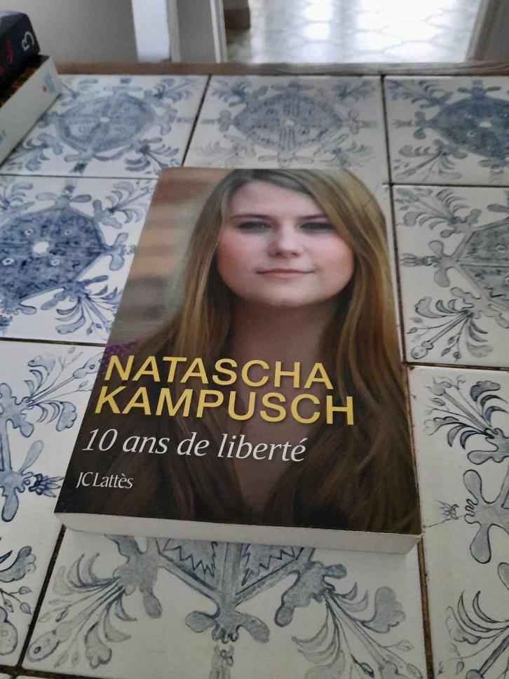Roman 10 ANS DE LIBERTE N.KAMPUSCH, Boeken, Romans, Zo goed als nieuw, Ophalen of Verzenden