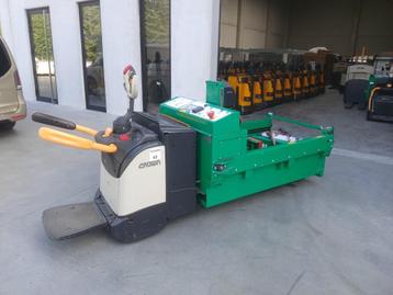 crown mee-rijtranspallet met tugger beschikbaar voor biedingen